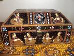 Japanse / Indische  Lakdoos met muzikale figuren, Antiek en Kunst, Kunst | Niet-Westerse kunst, Ophalen of Verzenden