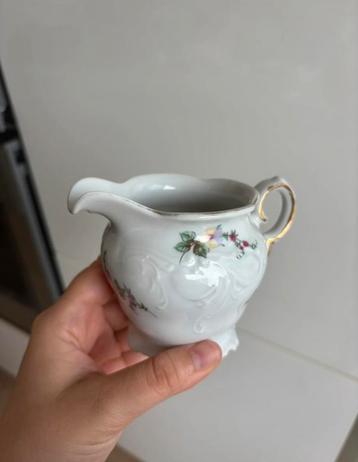 Vintage porseleinen melkkannetje met bloemen - Wawel beschikbaar voor biedingen