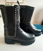 Zwarte leren half laarzen met noppen.  m. 40. Albano IT, Kleding | Dames, Ophalen of Verzenden, Gedragen, Zwart, Hoge laarzen