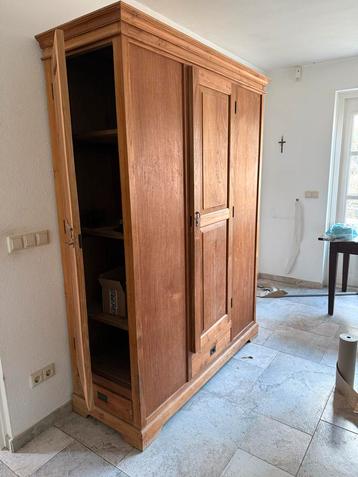 Mooie houten jachtkast beschikbaar voor biedingen