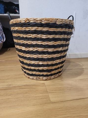 Leuk opbergmandje beschikbaar voor biedingen