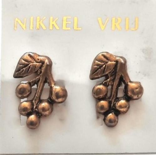 Leuke oorbellen gouden blaadje met besjes (6917-62), Sieraden, Tassen en Uiterlijk, Oorbellen, Nieuw, Goud, Ophalen