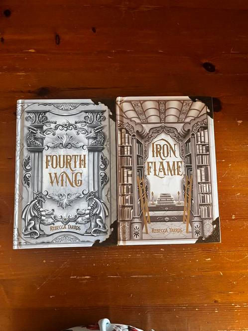 Fourth wing, Boeken, Fantasy, Zo goed als nieuw, Ophalen of Verzenden