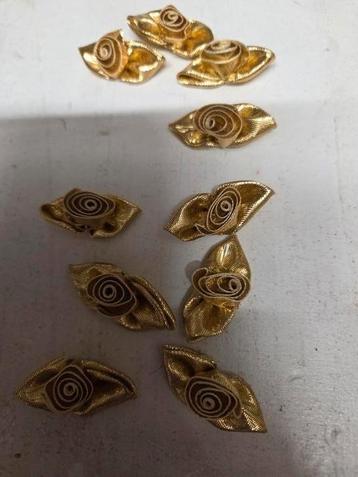 Zolderopruiming  bloemetjes van stof ,goud of zilver beschikbaar voor biedingen