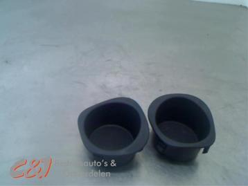 Bekerhouder van een Opel Vivaro beschikbaar voor biedingen