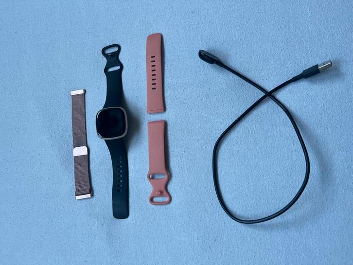 Fitbit Versa 3 - incl. extra bandjes, Sieraden, Tassen en Uiterlijk, Smartwatches, Gebruikt, Zwart, Waterdicht, Ophalen of Verzenden
