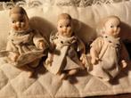 Drie oude popjes in bedje, Verzamelen, Poppen, Ophalen of Verzenden, Pop