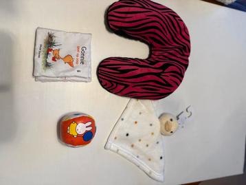 Wat baby speelgoed/knuffeltjes en een nek kussen. beschikbaar voor biedingen