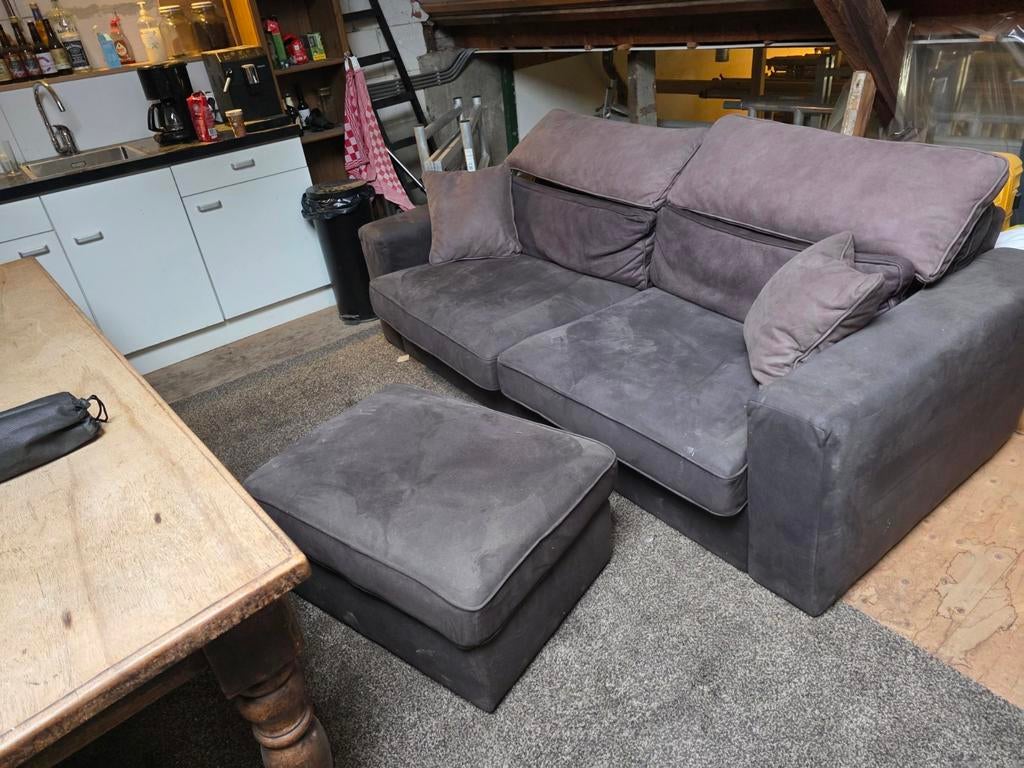 Comfortabele grijze bankstel met poef, Ophalen, Gebruikt, 100 tot 125 cm, Driepersoons