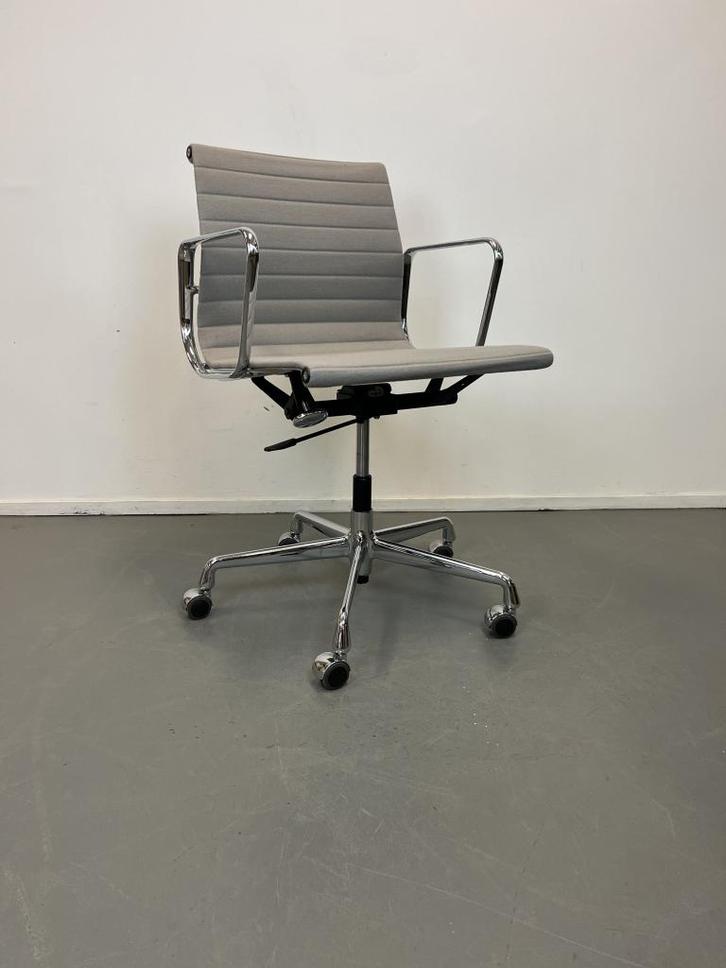 5x Vitra Eames EA 117 Bureaustoel Grijs Hopsak - Chroom, Huis en Inrichting, Bureaustoelen, Zo goed als nieuw, Bureaustoel, Beige