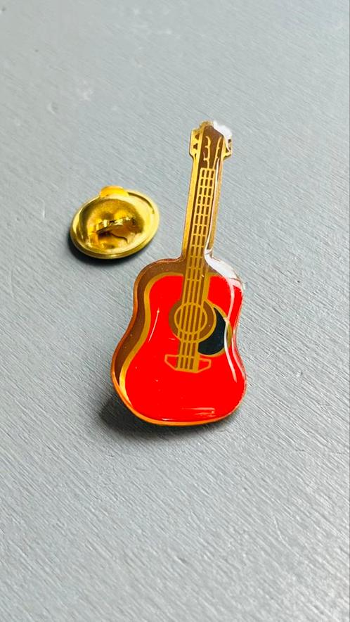 Gitaar pin rood, Verzamelen, Speldjes, Pins en Buttons, Zo goed als nieuw, Ophalen of Verzenden