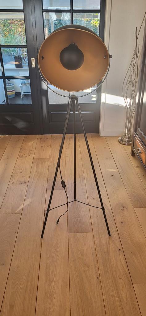 Stijlvolle Vloerlamp met Driepoot, Huis en Inrichting, Lampen | Vloerlampen, Gebruikt, 150 tot 200 cm, Metaal, Ophalen of Verzenden