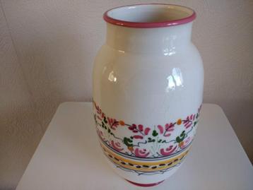 Witte vaas uit Frankrijk handbeschilderd roze motief 21 cm beschikbaar voor biedingen