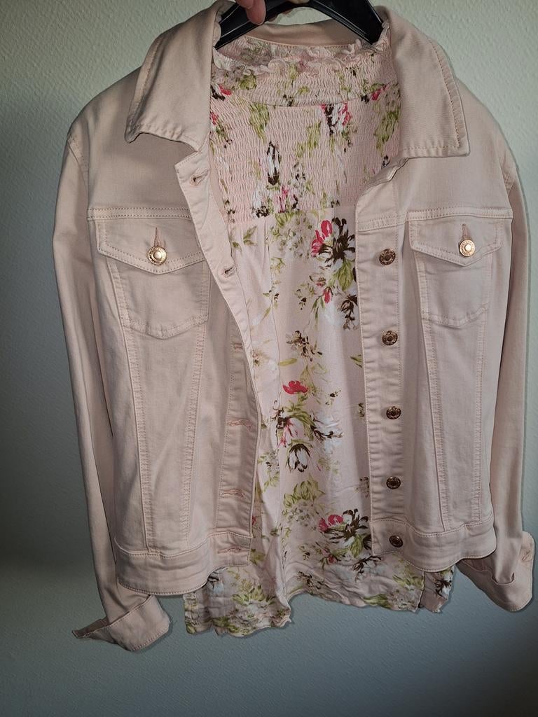 Roze jasje met gebloemd truitje Yest 40, Kleding | Dames, Jasjes, Kostuums en Pakken, Ophalen of Verzenden, Gedragen, Maat 38/40 (M)
