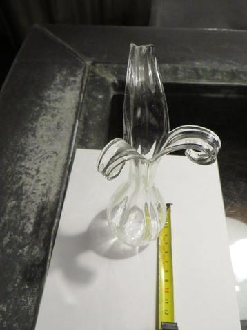Sierlijk glazen vaas met bladeren 21 cm hoog en 7 cm breed