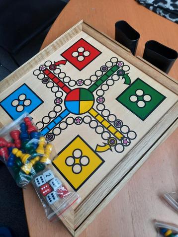 Ouderwetse houten gezelschapsspellen in doos beschikbaar voor biedingen