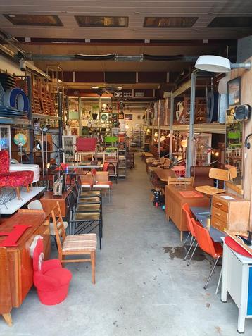 Vintage interieur, kasten stoelen lampen etc.  beschikbaar voor biedingen