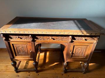 Antiek Bureau met Houtsnijwerk beschikbaar voor biedingen