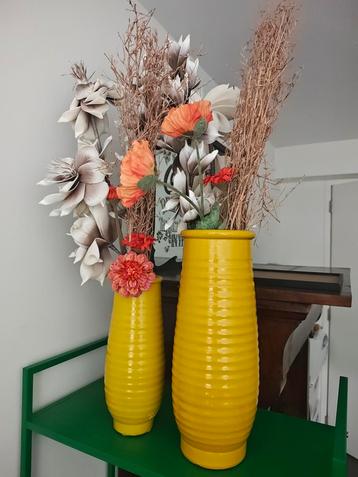 Vaasjes met kunstbloemen beschikbaar voor biedingen