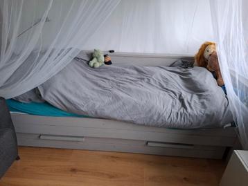 1-persoons bed met ruime lade beschikbaar voor biedingen