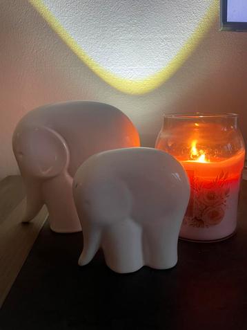 White Porcelain Elephant, Mid Century Decor beschikbaar voor biedingen