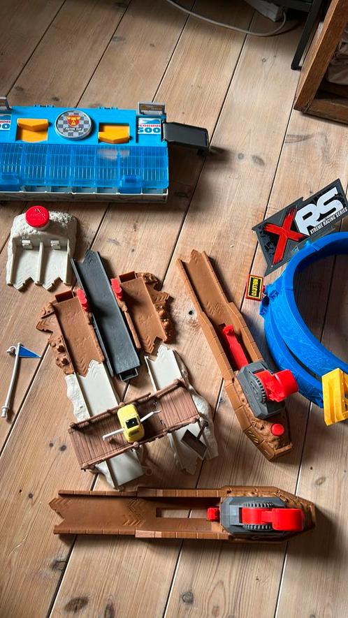 Cars baantje en storage box & hot wheels brug, Kinderen en Baby's, Speelgoed | Racebanen, Gebruikt, Elektrisch, Hot Wheels, Ophalen of Verzenden