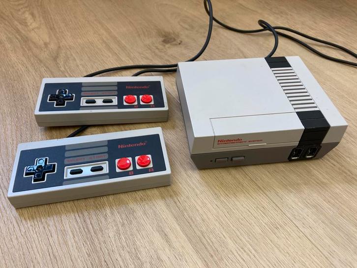Originele Nintendo NES Classic Mini (Kadotip!), Spelcomputers en Games, Spelcomputers | Nintendo NES, Zo goed als nieuw, Met 2 controllers