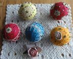 SALE 5 handgemaakte kerstballen met stof, kraaltjes en kant, Gebruikt, Ophalen of Verzenden