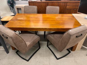 4 bruin suede eetkamerstoelen beschikbaar voor biedingen