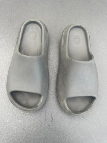 Adidas yeezy slides, maat 39 beschikbaar voor biedingen