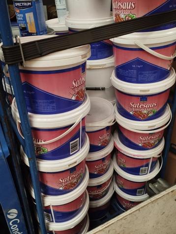 25 emmers verf roze/terra beschikbaar voor biedingen