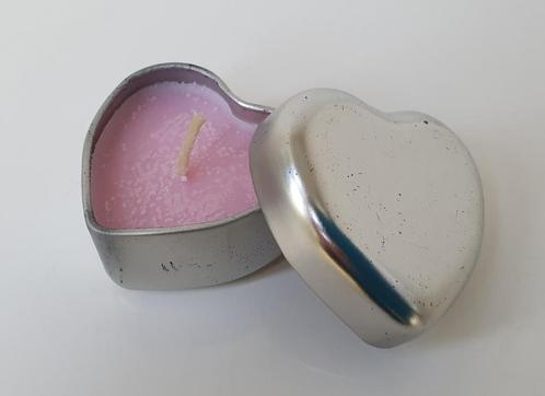 kaars in blikje in de vorm van een hartje, €3 incl verzenden, Huis en Inrichting, Woonaccessoires | Kandelaars en Kaarsen, Nieuw