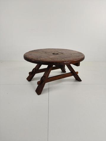 Rustic Oak Brutalist round Coffee table France 1960s Mid-20t beschikbaar voor biedingen
