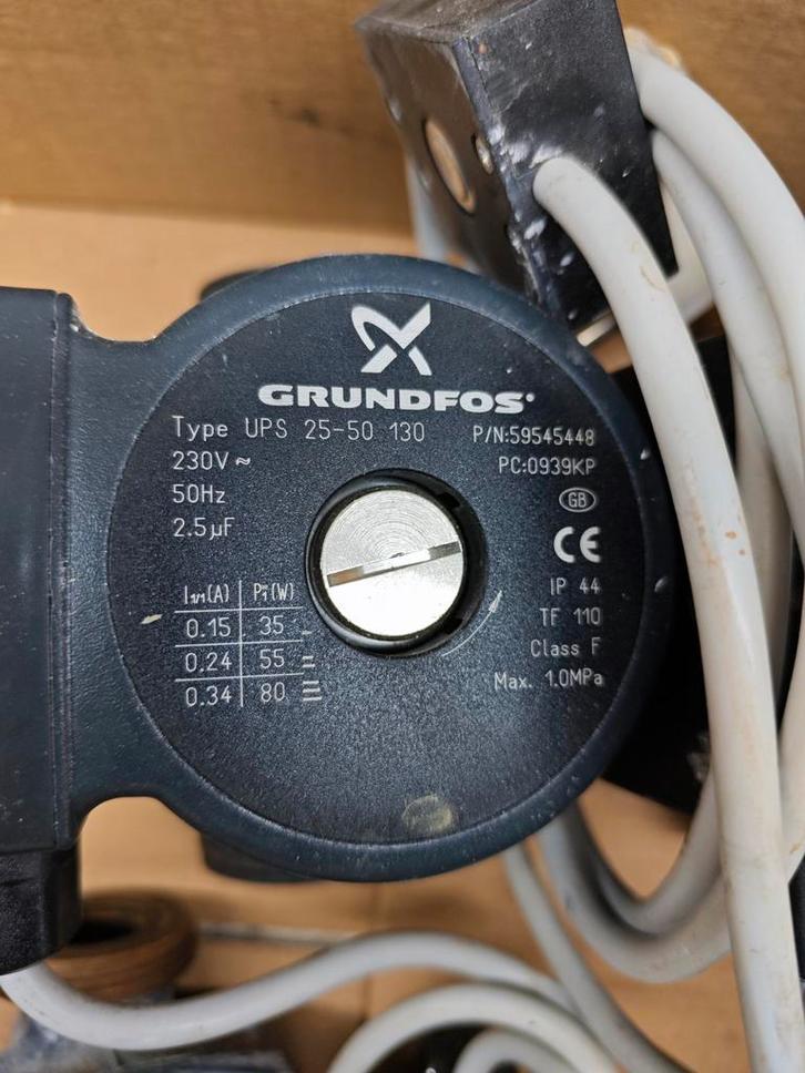 3x Grundfos CV pomp UPS 25-50 130, Doe-het-zelf en Verbouw, Verwarming en Radiatoren, Gebruikt, Overige typen, Minder dan 200 watt