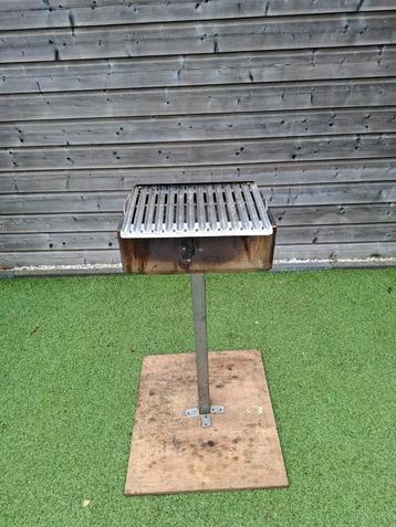 Zelfgemaakte RVS houtskool mini barbecue beschikbaar voor biedingen