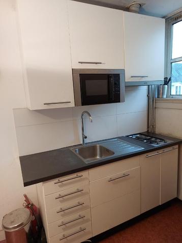 Keukenblok met apparatuur beschikbaar voor biedingen