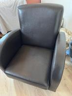 Bruine stoel met poef - comfortabel en betaalbaar!, Huis en Inrichting, Fauteuils, Ophalen, Gebruikt, Minder dan 75 cm, Leer