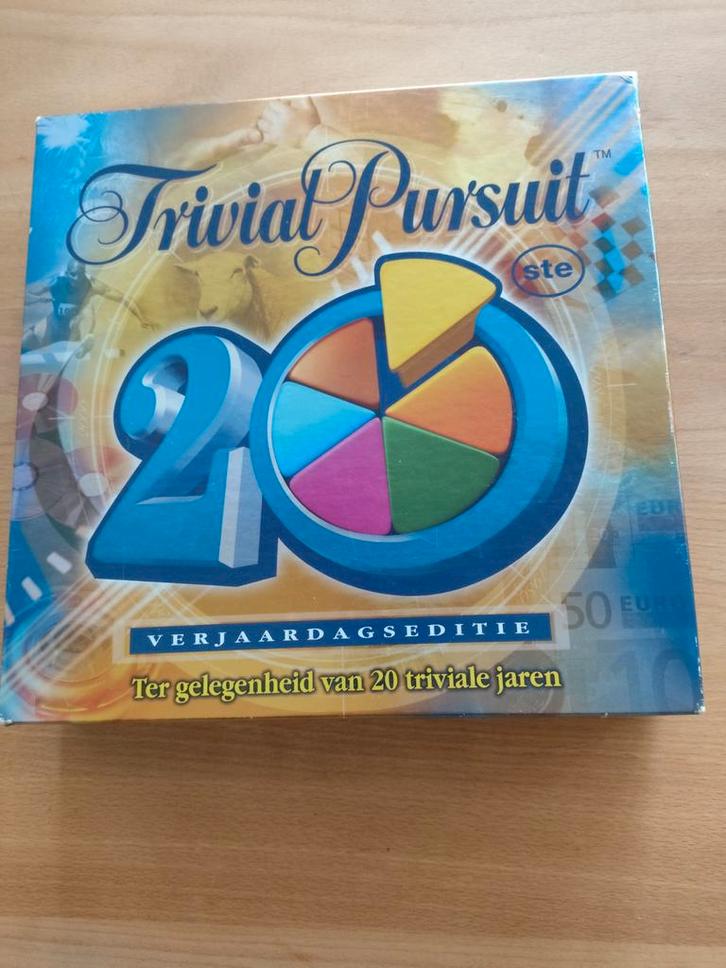 Trivial Pursuit 20ste verjaardagseditie 2004, Hobby en Vrije tijd, Gezelschapsspellen | Bordspellen, Zo goed als nieuw, Ophalen of Verzenden