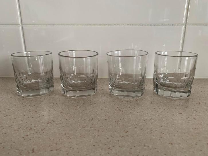 4 glaasjes, plm. 1940 voor whiskey, advocaat e.d. 6 cm hoog, Antiek en Kunst, Antiek | Glas en Kristal, Ophalen of Verzenden