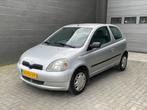 Toyota Yaris 1.0 16V Vvti 2001 Grijs, Auto's, Toyota, Origineel Nederlands, Te koop, Zilver of Grijs, 5 stoelen