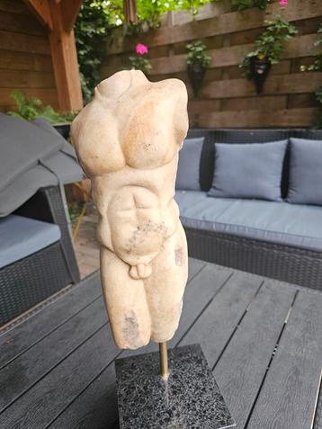 Romeinse marmeren corpus bodemvondst  beschikbaar voor biedingen