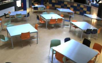 Tafels en stoelen voor kantoor of kantine beschikbaar voor biedingen