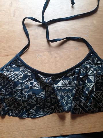 Bikini top. Zwart met goud. Halter. Maat L.
Cup B. beschikbaar voor biedingen