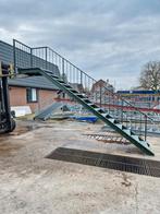 Stalen trap met bordes groen. Hoog 2,75 mtr. Nob071, Doe-het-zelf en Verbouw, Ladders en Trappen, Ophalen, Zo goed als nieuw
