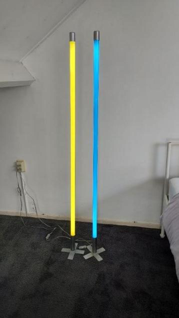 2 TL lampen op standaard beschikbaar voor biedingen