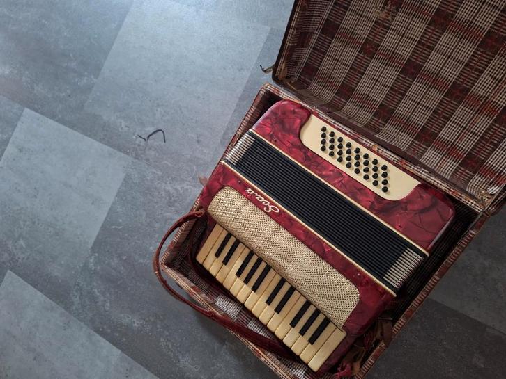 Accordion "Scandalli".Rode kleur.Staat al erg lang op zolder, Muziek en Instrumenten, Accordeons, Gebruikt, Overige merken, Ophalen