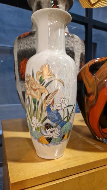 Vintage Japanse vaas met vogel, bloemen en goudaccent beschikbaar voor biedingen