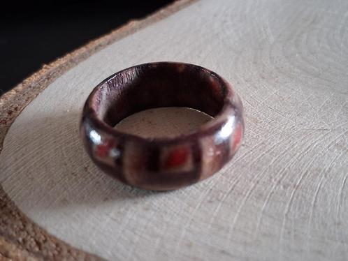 houten ring zwart rood maat 20 (nr. 10), Sieraden, Tassen en Uiterlijk, Ringen, Nieuw, Dame of Heer, 19 tot 20, Ophalen of Verzenden