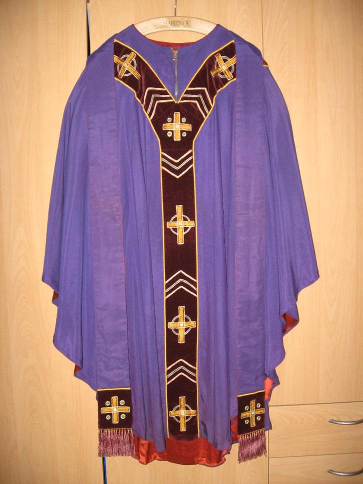 Paars kazuifel met stola en kelkvelum, Antiek en Kunst, Antiek | Religie, Ophalen of Verzenden