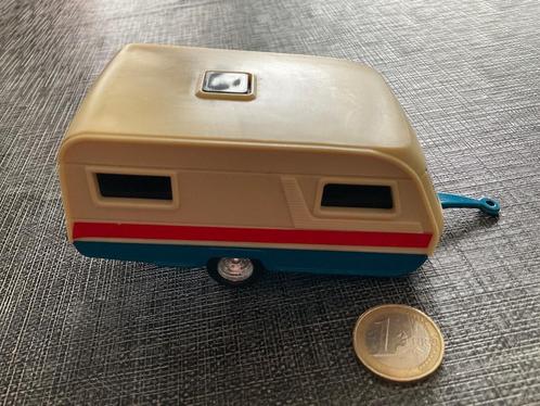 Miniatuur Kunststof Caravan  1-43 Beige Blauw Rood, Hobby en Vrije tijd, Modelauto's | 1:43, Zo goed als nieuw, Overige typen